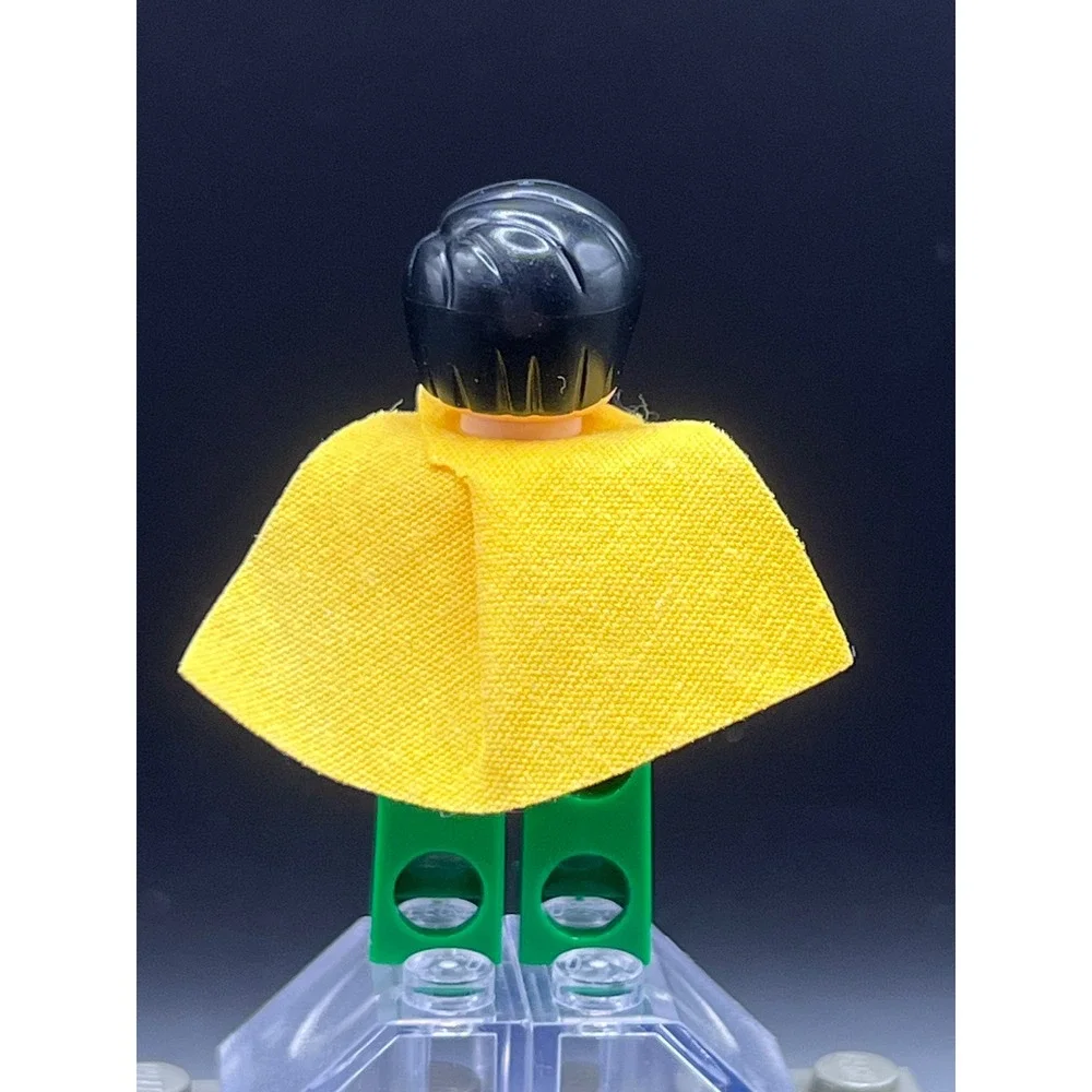 LEGO DC Super Heroes Robin Minifigure sh0112a Red Green Yellow Cape Boy Wonder